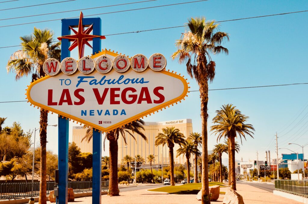 Elope in Vegas, How to Elope in Vegas, Vegas Wedding Before Big Wedding, Guestie